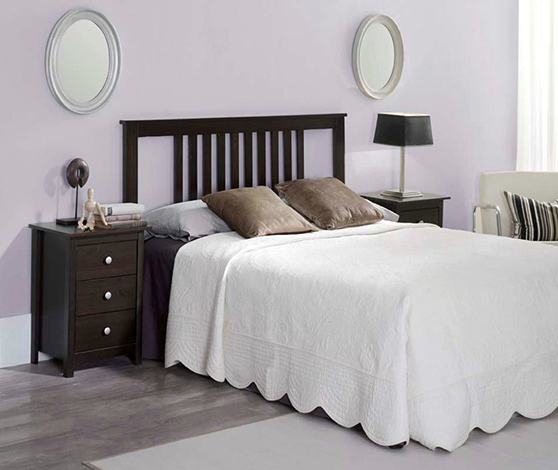 Conjunto de dormitorio en madera de pino macizo, color wengue 