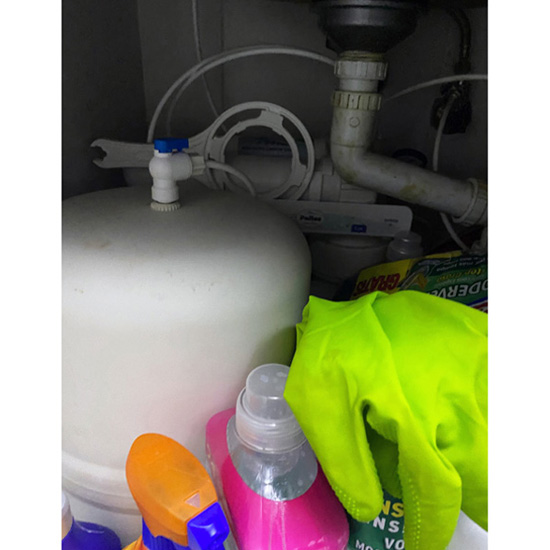 Puedes ahorrar dinero mejorando el medio ambiente, tratando el agua de grifo con osmosis, tendrás agua casi gratis, no tendrás que transportar las pesadas botellas y no generaras un residuo en forma de botellas de plástico. Por eso existe la osmosis inversa, que es un proceso en el cual se reduce el caudal a través de una membrana semipermeable y se ejerce una fuerza de empuje superior a la presión osmótica en dirección opuesta al  proceso de ósmosis. 